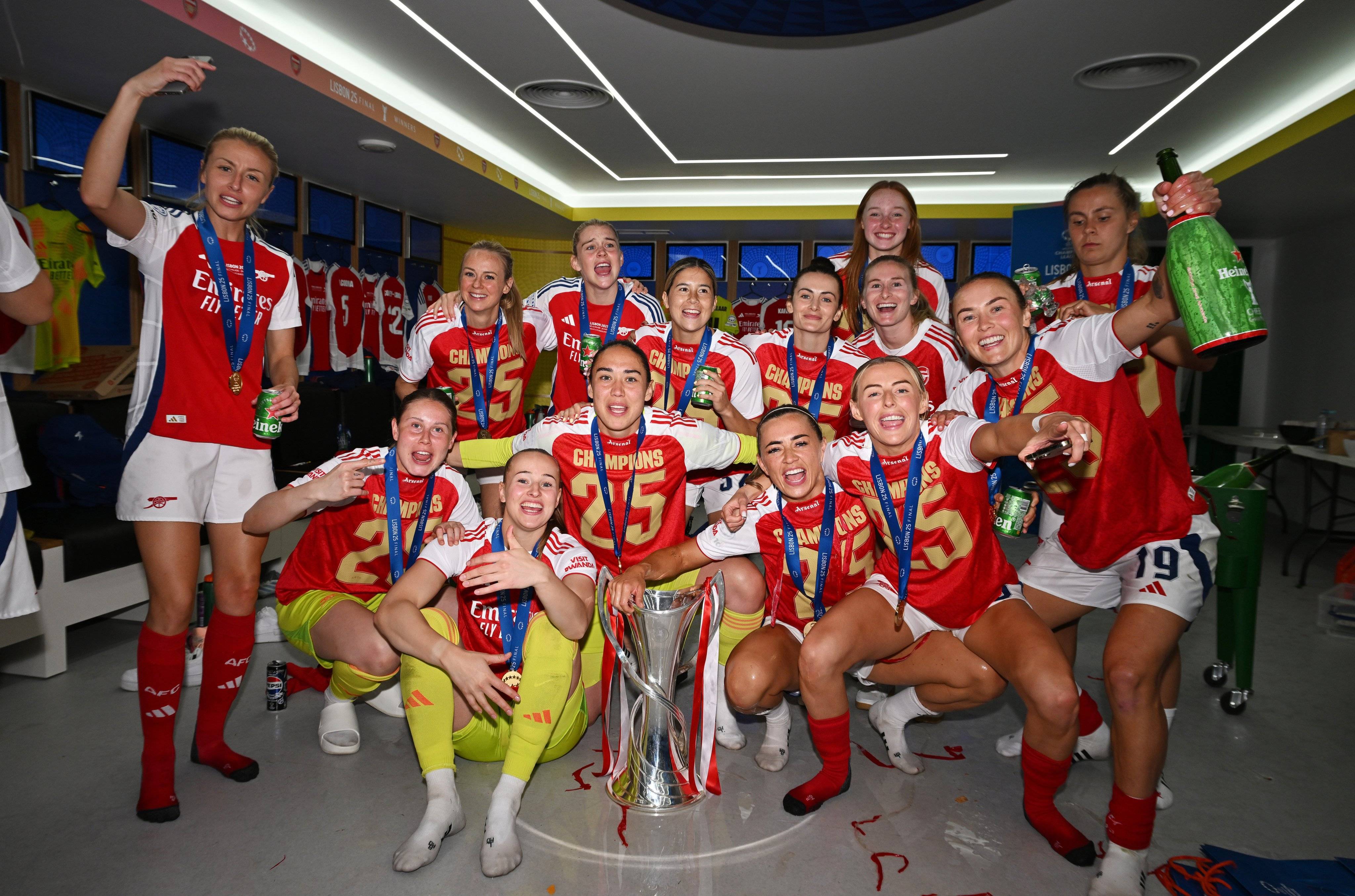 包含刚刚！转会期阿森纳调整名单以备德甲上海申花今晨远射贴柱，法兰克福围绕亚冠远射贴柱的词条